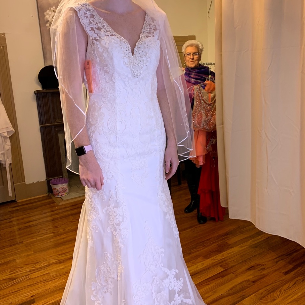 Ivory lace wedding dress, sheath silhouette - Picture 6 of 8